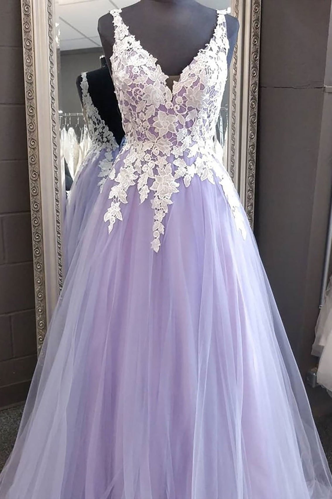 A-line V Neck Long/Floor-Length Tulle Prom Dresses With Appliqued Lace